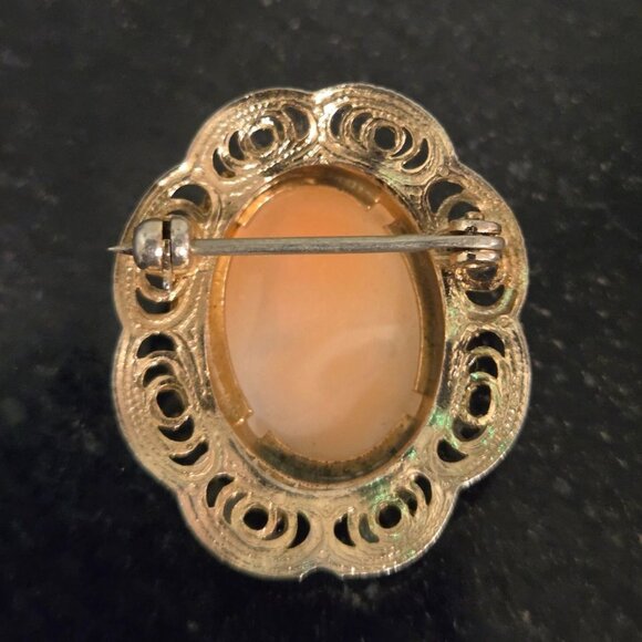 Vintage Cameo Brooch Carved Shell Portrait 1920s Orange White ornate filagree - Picture 3 of 9